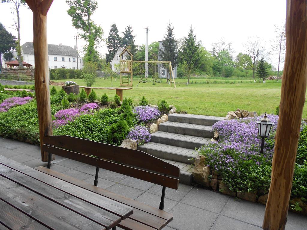 Pokoje Goscinne Viktorjan Raszowa Exterior foto