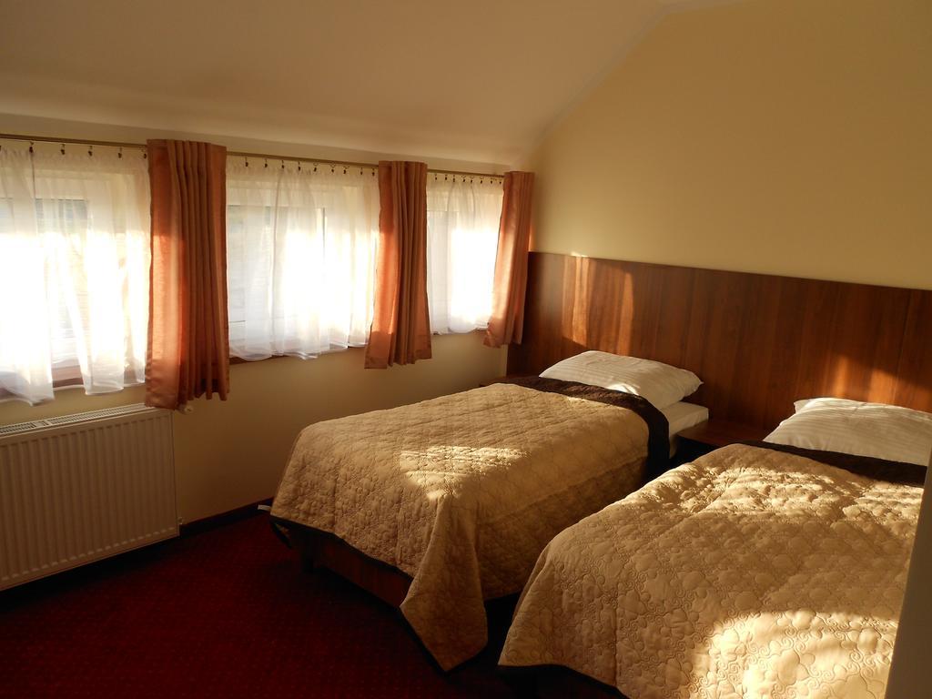 Pokoje Goscinne Viktorjan Raszowa Exterior foto